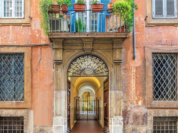 appartamento in vendita a Roma in zona Pigna - Sant'Angelo