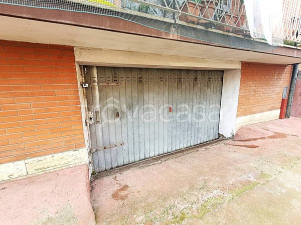 locale commerciale in vendita a Roma in zona Tor Bella Monaca