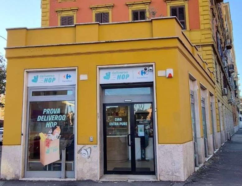 locale commerciale in vendita a Roma in zona Tuscolano