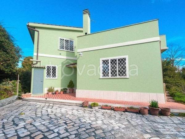casa indipendente in vendita a Roma in zona Infernetto
