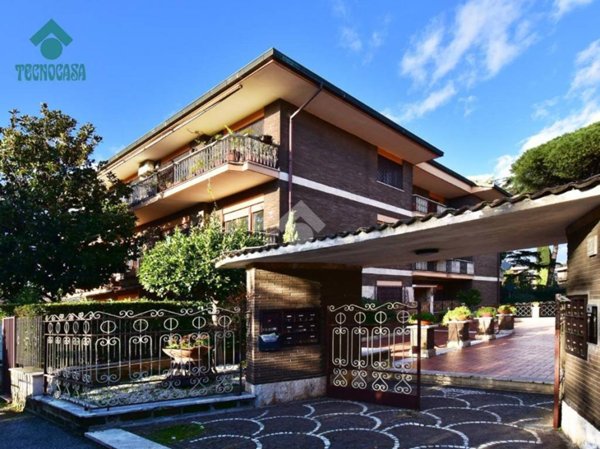 appartamento in vendita a Roma in zona Appio Pignatelli