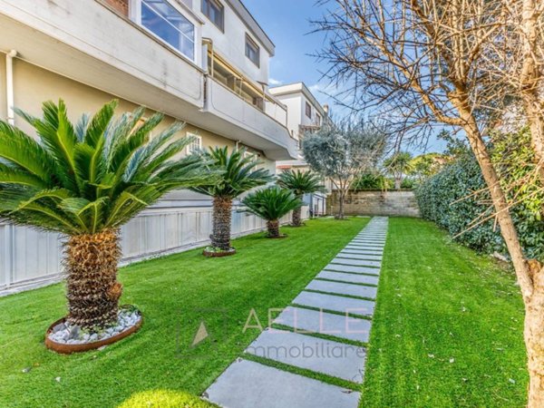 appartamento in vendita a Roma in zona Axa