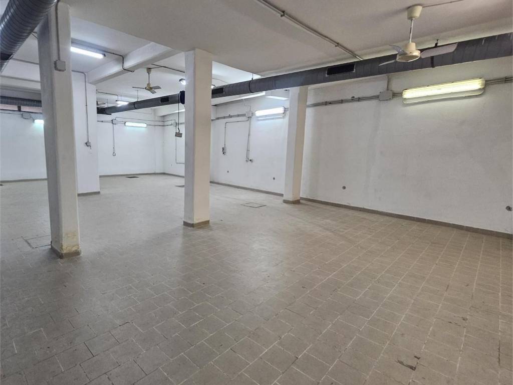 locale commerciale in vendita a Roma in zona Primavalle