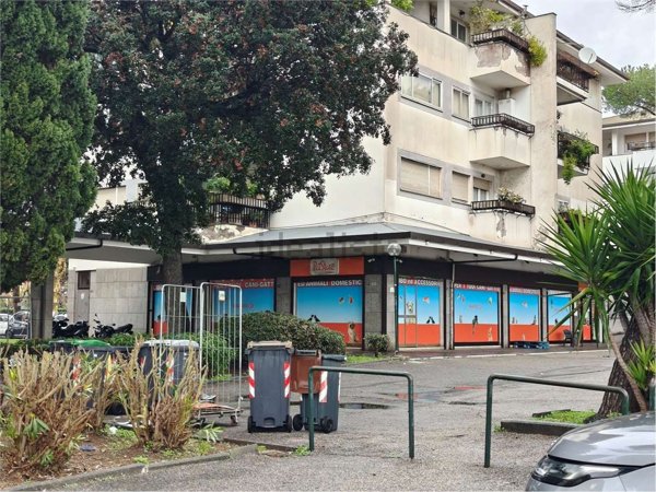 locale commerciale in vendita a Roma in zona Casal Palocco