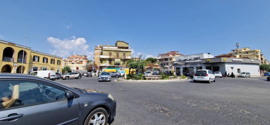 locale commerciale in vendita a Roma in zona Torrevecchia