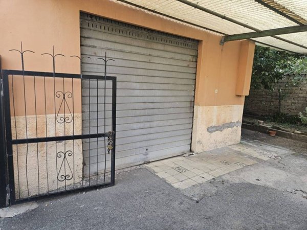 locale commerciale in vendita a Roma in zona Finocchio