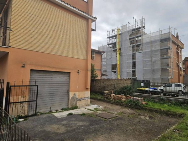 locale commerciale in vendita a Roma in zona Finocchio