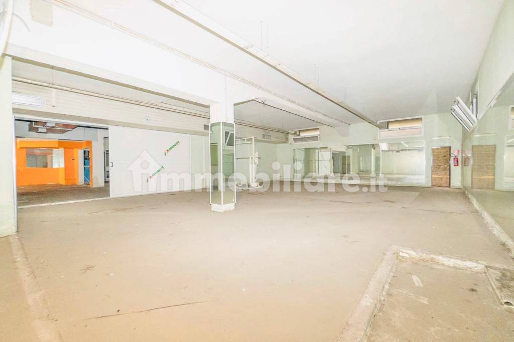 negozio in vendita a Roma in zona Appio Claudio