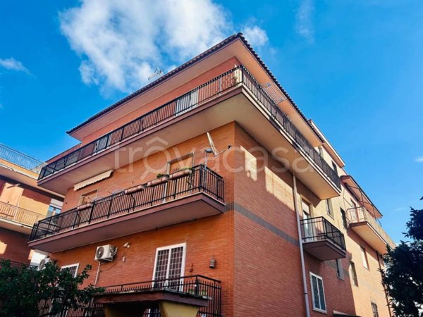 appartamento in vendita a Roma in zona Colle del Sole