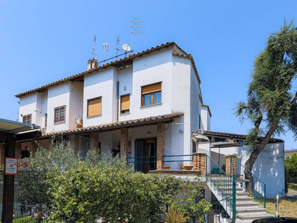 appartamento in vendita a Roma in zona Axa