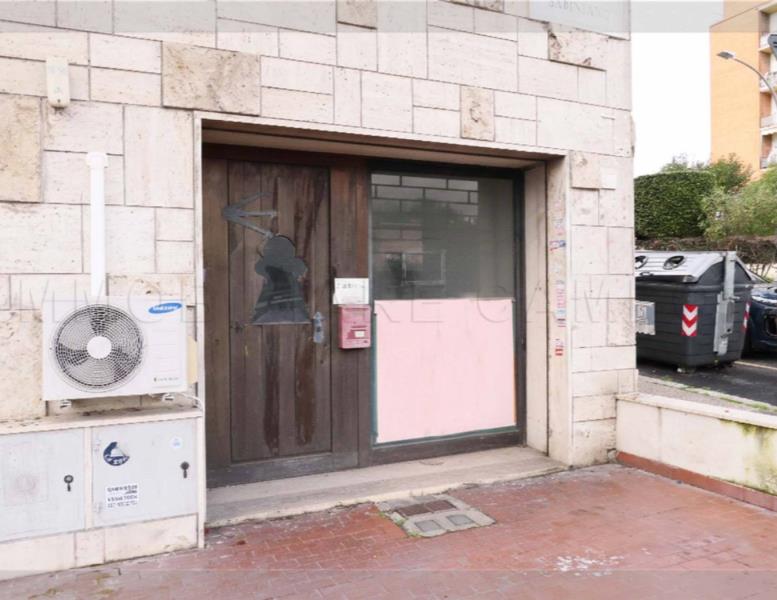 locale commerciale in vendita a Roma in zona Aurelio
