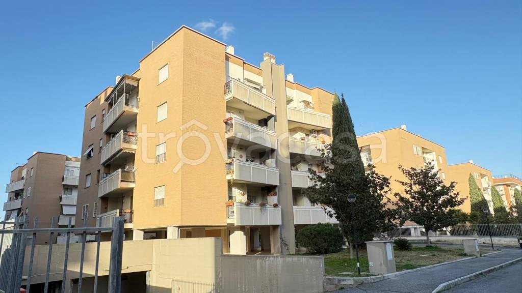 appartamento in vendita a Roma in zona Ponte di Nona