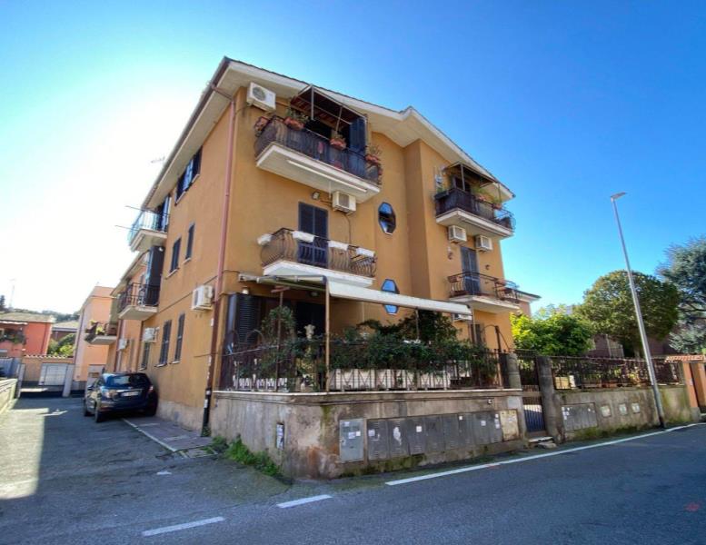 appartamento in vendita a Roma in zona Appio Pignatelli