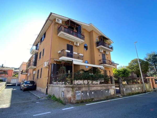 appartamento in vendita a Roma in zona Appio Pignatelli