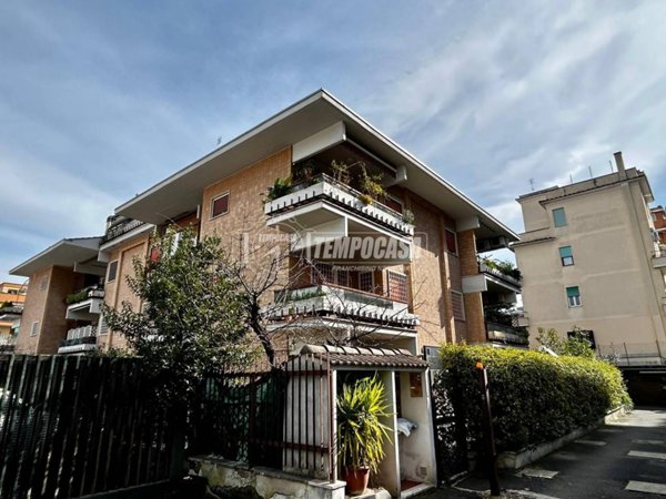 appartamento in vendita a Roma in zona Tomba di Nerone