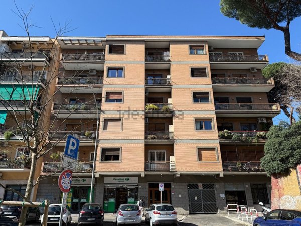 appartamento in vendita a Roma in zona Ostiense