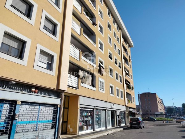 locale commerciale in vendita a Roma in zona Torre Angela