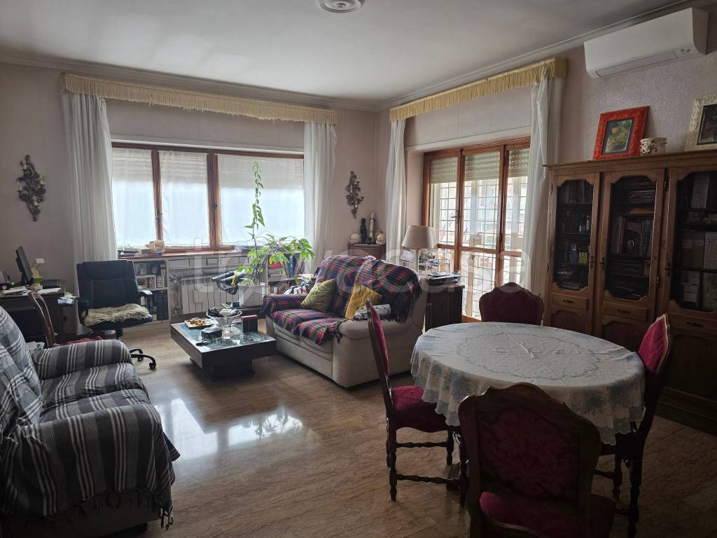 appartamento in vendita a Roma in zona Ardeatino