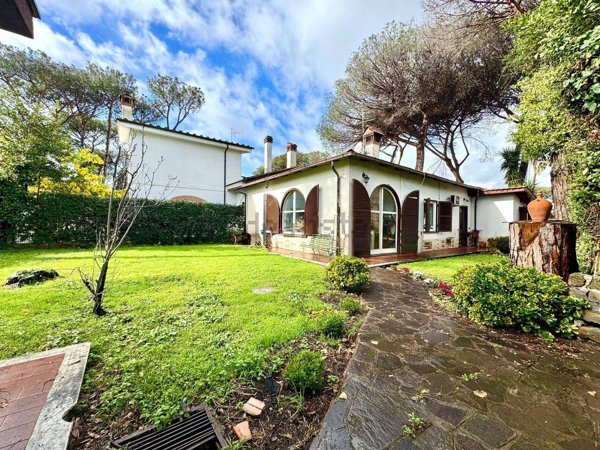 casa indipendente in vendita a Roma in zona Infernetto