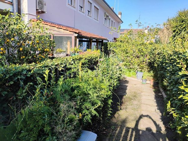 casa indipendente in vendita a Roma in zona Casal Palocco