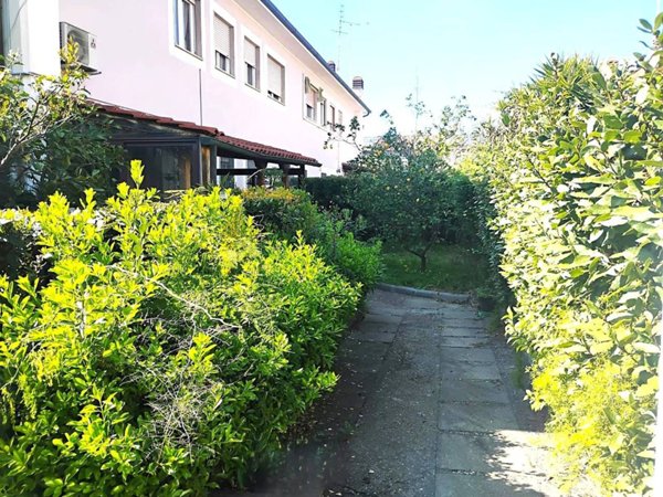 casa indipendente in vendita a Roma in zona Casal Palocco