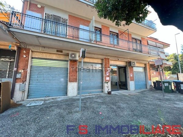 locale commerciale in vendita a Roma in zona Prenestino-Centocelle