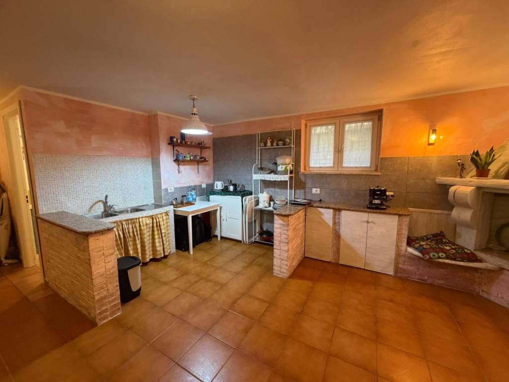 locale commerciale in vendita a Roma in zona Torrione Cerquetta