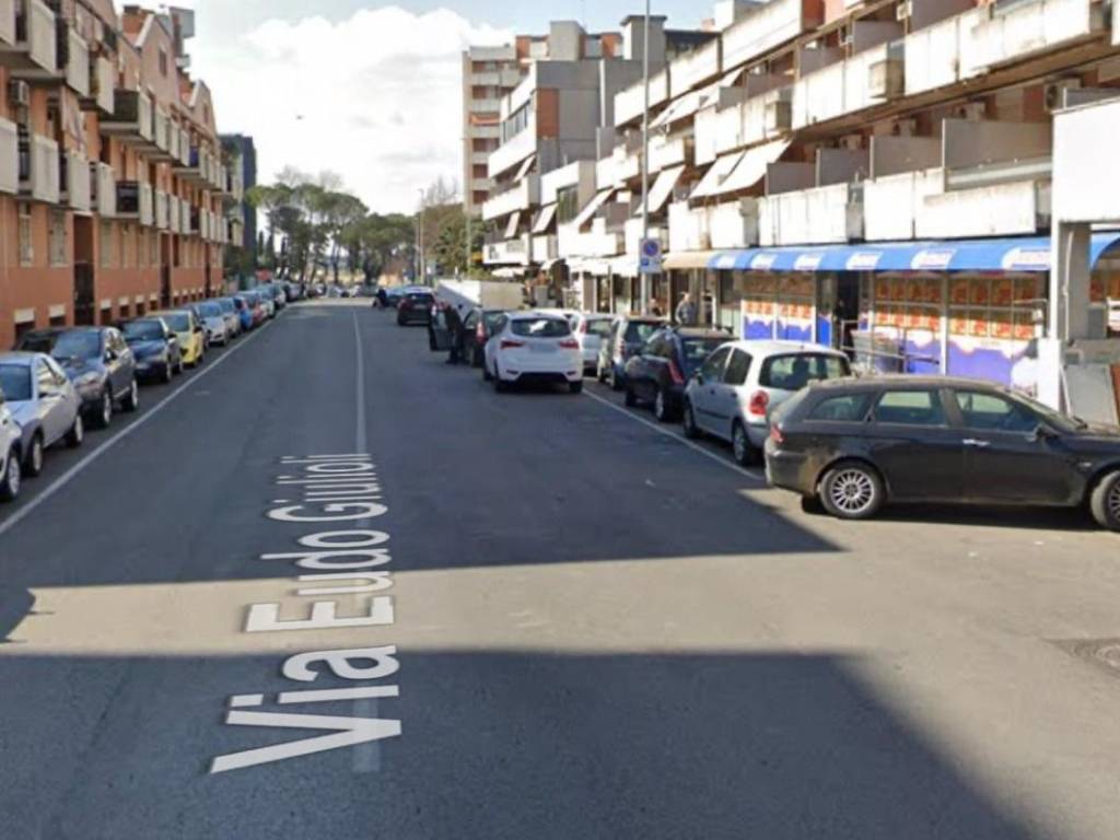 negozio in vendita a Roma in zona Cinecittà