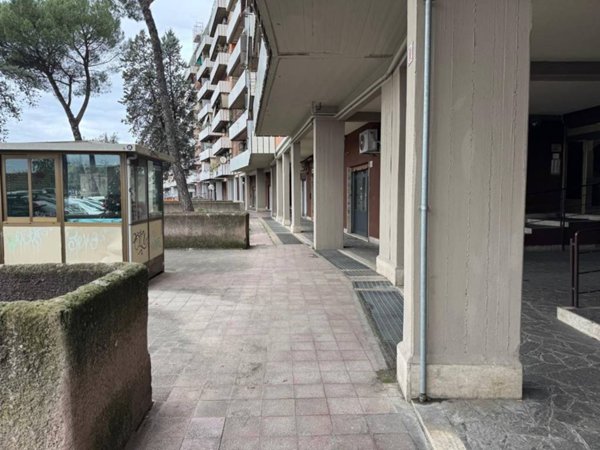 negozio in vendita a Roma in zona Cinecittà