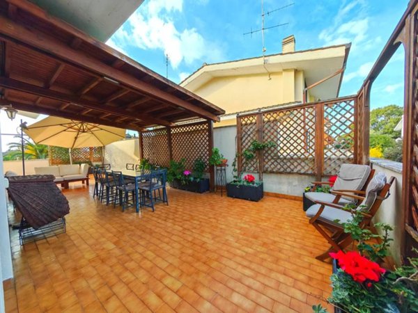 appartamento in vendita a Roma in zona Axa