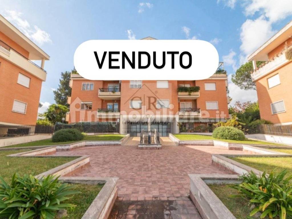 appartamento in vendita a Roma in zona Torrione Cerquetta