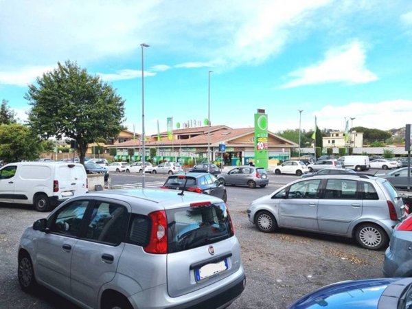 negozio in vendita a Roma in zona Pantan Monastero