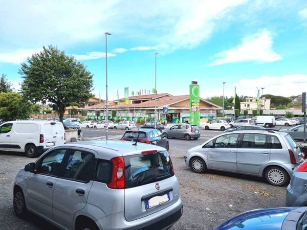 negozio in vendita a Roma in zona Pantan Monastero