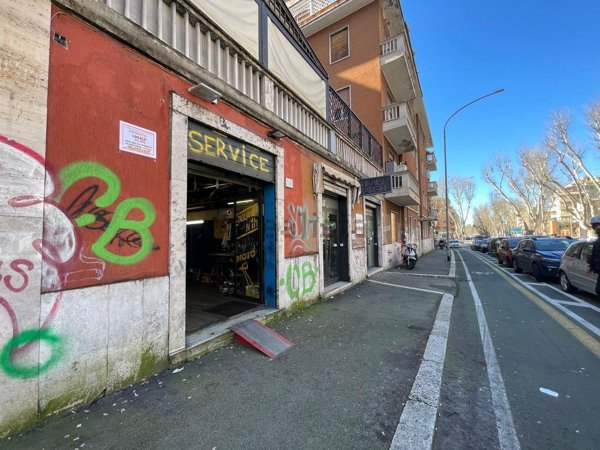 locale commerciale in vendita a Roma in zona Monte Sacro/Talenti