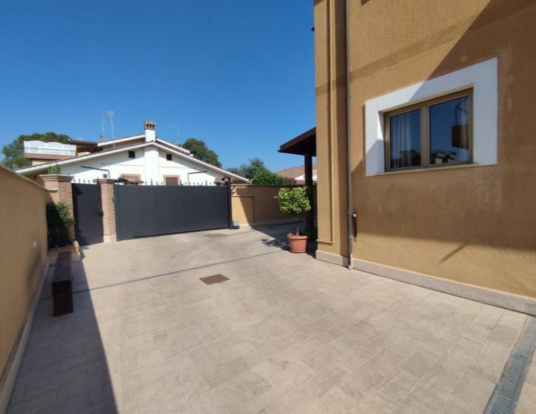casa indipendente in vendita a Roma in zona Acilia