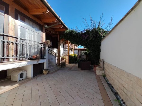 casa indipendente in vendita a Roma in zona Massimina/Casal Lumbroso
