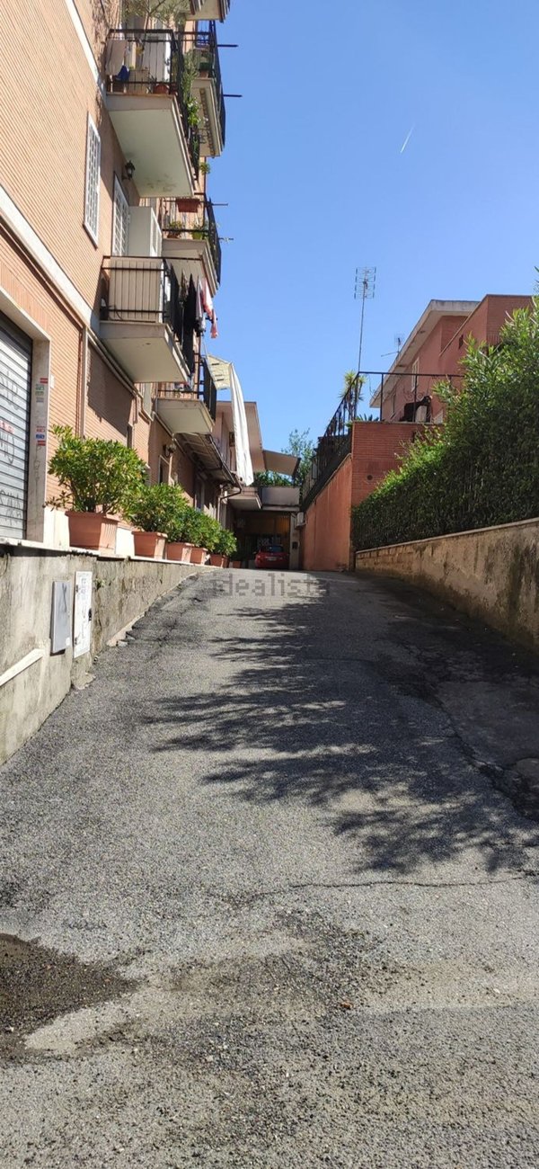 locale commerciale in vendita a Roma in zona Montespaccato