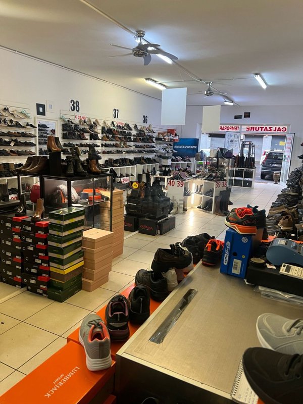 locale commerciale in vendita a Roma in zona Portuense