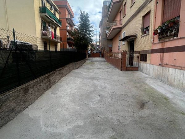 locale commerciale in vendita a Roma in zona Tor Vergata/Torrenova