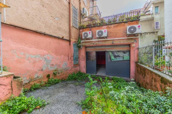 locale commerciale in vendita a Roma in zona Prenestino-Centocelle