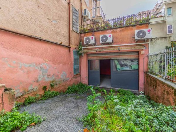 locale commerciale in vendita a Roma in zona Prenestino-Centocelle