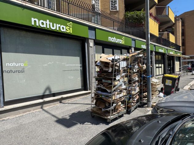 locale commerciale in vendita a Roma in zona EUR