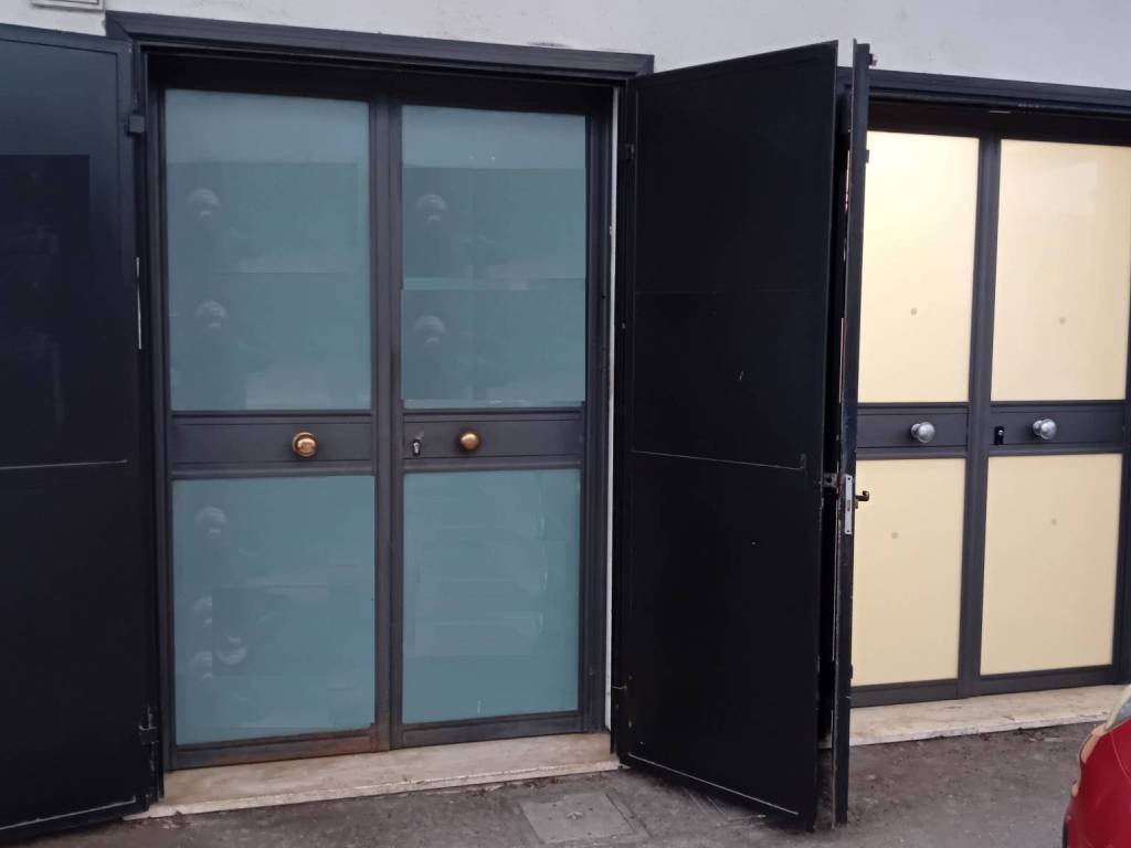 negozio in vendita a Roma in zona Ardeatino