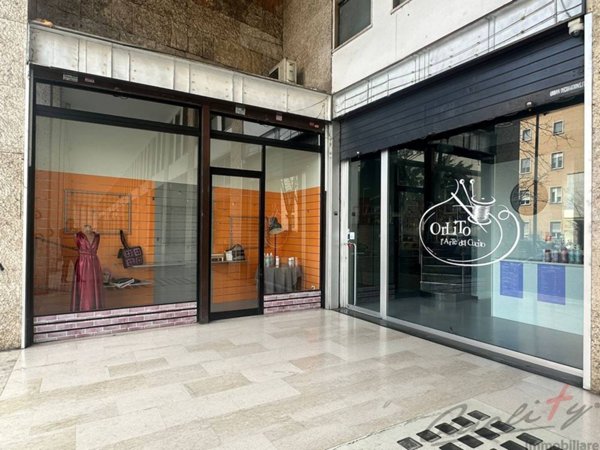 negozio in vendita a Roma in zona Cinecittà