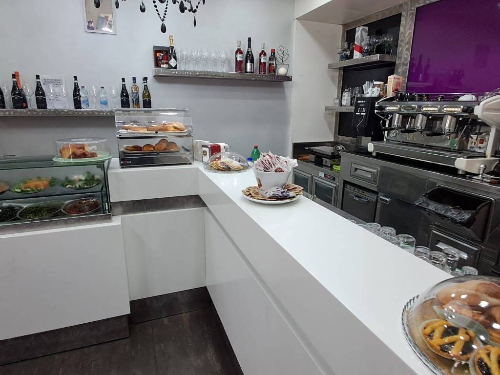 negozio in vendita a Roma in zona Ardeatino