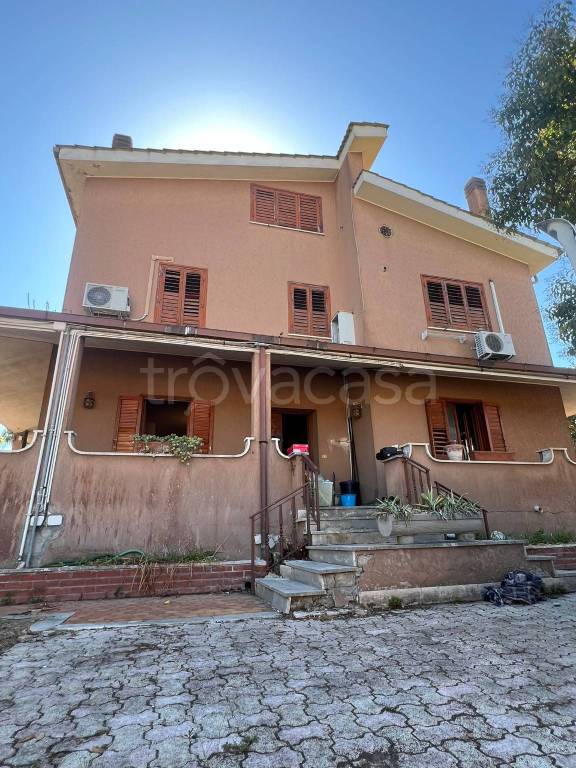 casa indipendente in vendita a Roma in zona Ostia Antica