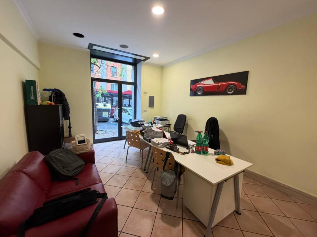 negozio in vendita a Roma in zona Appio Latino