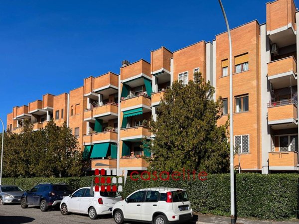 appartamento in vendita a Roma in zona Spinaceto