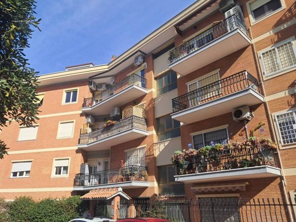 appartamento in vendita a Roma in zona Torre Spaccata