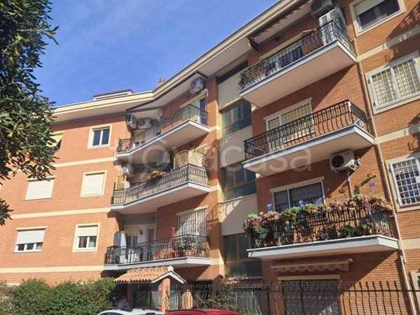 appartamento in vendita a Roma in zona Torre Spaccata